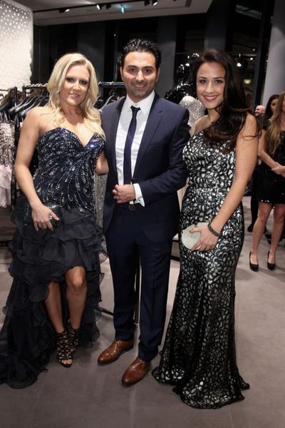 Die Saengerinn Cascada mit Firmengruender Shahin und Nina Moghaddam.