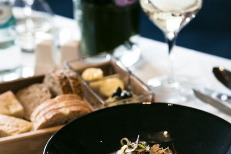 Bei der Kulinarischen Rundreise im Hotel Vier Jahreszeiten Starnberg Oberbayern genießen Gaeste verschiedene Menues in den hauseigenen Restaurants