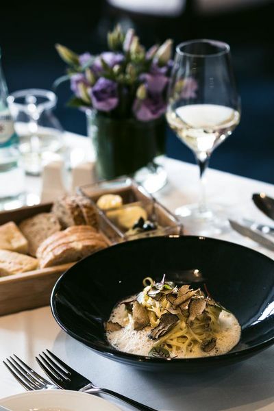 Bei der Kulinarischen Rundreise im Hotel Vier Jahreszeiten Starnberg Oberbayern genießen Gaeste verschiedene Menues in den hauseigenen Restaurants