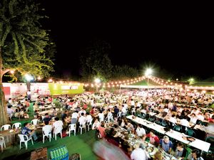 Der Forest Beer Garden beeindruckt mit Sitzplaetzen fuer bis zu 1000 Personen