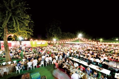 Der Forest Beer Garden beeindruckt mit Sitzplaetzen fuer bis zu 1000 Personen