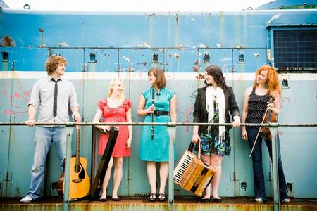 The Outside Track treten beim Irish Folk Festival auf