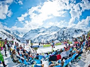 Schmettern im Schnee am Rendl Beach oberhalb von St. Anton am Arlberg findet von 12. bis 14. April 2019 das Finale der Snow Volleyball European Tour statt Schmettern im Schnee am Rendl Beach oberhalb von St. Anton am Arlberg findet von 12. bis 14. April 2019 das Finale der Snow Volleyball European Tour statt