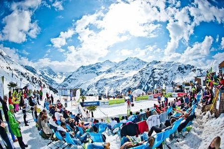Schmettern im Schnee am Rendl Beach oberhalb von St. Anton am Arlberg findet von 12. bis 14. April 2019 das Finale der Snow Volleyball European Tour statt