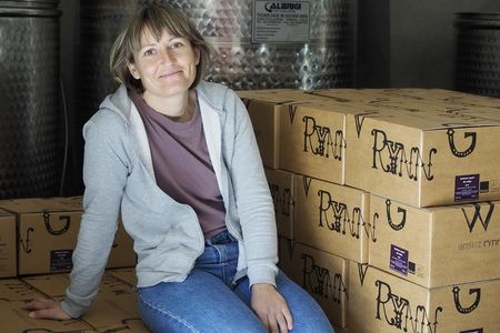 Das nachhaltige „Roter Hahn“-Prinzip ist für Weinbäuerin Nathalie vom Ansitz Rynnhof in Tramin sowohl beruflich als auch privat die Philosophie ihres Lebens – sogar eine E-Ladestation bietet sie ihren Gästen auf dem Südtiroler Hof an