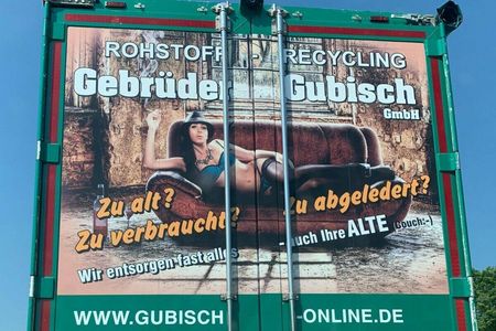 Motive, die Frauen herabwürdigen, sind vor allem bei kleineren Betrieben beliebt