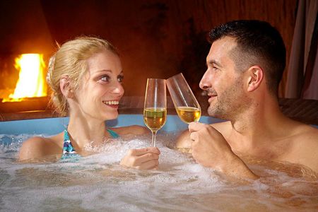 Maerchenhotel Paar im Whirlpool