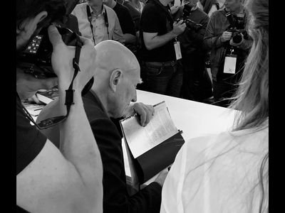 Sebastiao Salgado signiert sein juengstes Werk Gold auf der Buchmesse