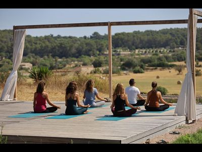 Täglich zwei Yoga-Einheiten und angenehme Temperaturen erwarten Longstay-Gäste auf der Son Manera Retreat Finca im Herzen