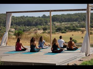 Täglich zwei Yoga-Einheiten und angenehme Temperaturen erwarten Longstay-Gäste auf der Son Manera Retreat Finca im Herzen Mallorcas Täglich zwei Yoga-Einheiten und angenehme Temperaturen erwarten Longstay-Gäste auf der Son Manera Retreat Finca im Herzen