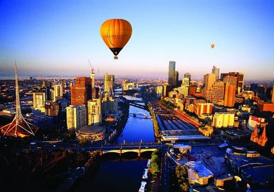 Ballon ueber der Stadt