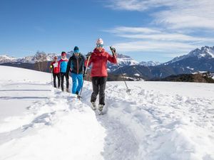 Kundige Guides begleiten Gäste auf Winterwanderungen durch die weiße Pracht Kundige Guides begleiten Gäste auf Winterwanderungen durch die weiße Pracht