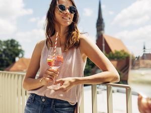 Von Lillet Berry und Co. auf der Dachterrasse des harry’s home Steyr/Oberösterreich geht’s direkt zum Dinner und Feiern in die Altstadt Von Lillet Berry und Co. auf der Dachterrasse des harry’s home Steyr/Oberösterreich geht’s direkt zum Dinner und Feiern in die Altstadt
