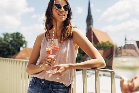 Von Lillet Berry und Co. auf der Dachterrasse des harry’s home Steyr/Oberösterreich geht’s direkt zum Dinner und Feiern in die Altstadt