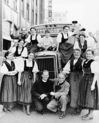 Die Trapp Family Singers vor ihrem Tourbus