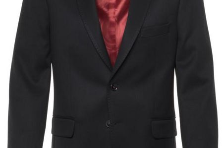 In Kooperation mit Fortuna Duesseldorf hat Breuninger das ultimative Fashion Statement für alle Fans des Vereins kreiert: ein dunkelblaues Breuninger Herrensakko.