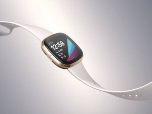 Eines der juengsten Modelle, die Fitbit Sense Hero Lunar White