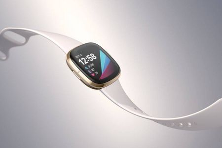 Eines der juengsten Modelle, die Fitbit Sense Hero Lunar White