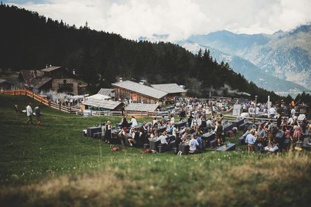 Bei schlechtem Wetter wird das diesjährige Gourmet-Open-Air „the unplugged taste“ auf der Gompm Alm im Hirzergebiet oberhalb von Schenna urlauberfreundlich von 22. auf 23. August 2021 verschoben