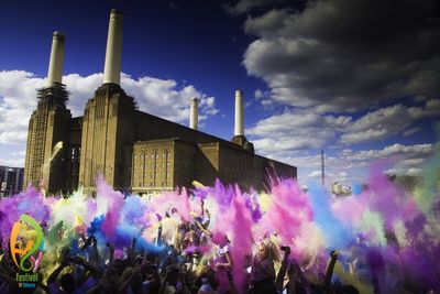 Holi Festival of Colours findet weltweit statt Holi Festival of Colours findet weltweit statt