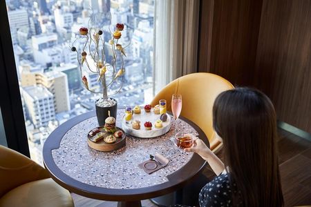In der Rooftop-Bar „Smoke & Spine“ des neuen Centara Grand Hotel Osaka kann man bereits beim Nachmittagstee den Blick über die japanische Millionenstadt schweifen lassen