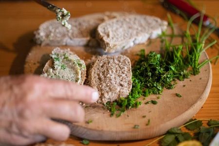 Einfach und gesund: Köstliches mit selbst gesammelten Kräutern