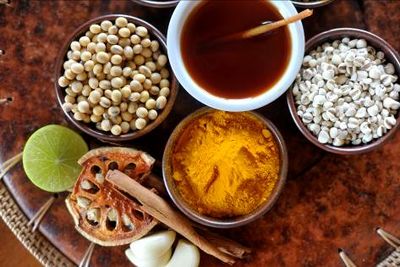Huelsenfrüchte, Soßen und Gewuerze gehoeren zu den Grundlagen der ayurvedischen Kueche. Dies und noch viel mehr lernen Indigourlauber beim Ayurveda-Kochkurs auf Mallorca