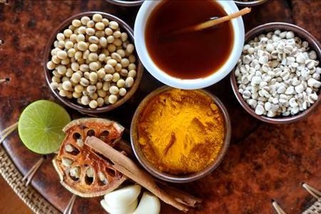 Huelsenfrüchte, Soßen und Gewuerze gehoeren zu den Grundlagen der ayurvedischen Kueche. Dies und noch viel mehr lernen Indigourlauber beim Ayurveda-Kochkurs auf Mallorca
