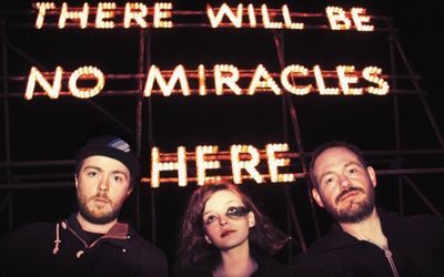 Musik Pop: CHVRCHES – Pop küsst elektronische Avantgarde - auf RECOVER EP und erstmalig live im BERGHAIN