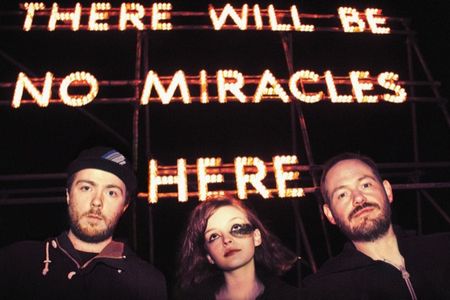 Musik Pop: CHVRCHES – Pop küsst elektronische Avantgarde - auf RECOVER EP und erstmalig live im BERGHAIN