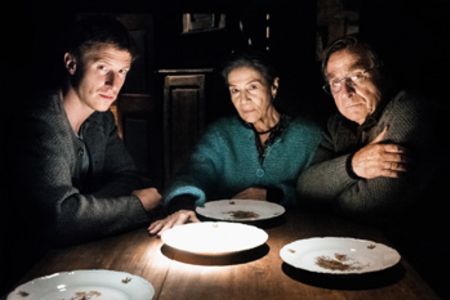 Doris Doerrie gibt in KIRSCHBLUETEN und DAEMONEN fantasievoll und bildgewaltig die Geschichte um die Familie Angermeier aus dem Allgaeu weiter