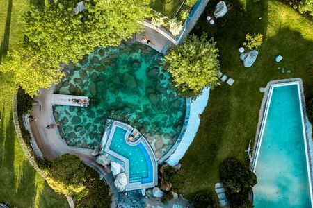 Blick von oben – Wasser ist im Tiroler Hotel Jungbrunn das dominierende Element