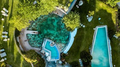 Blick von oben – Wasser ist im Tiroler Hotel Jungbrunn das dominierende Element