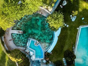 Blick von oben – Wasser ist im Tiroler Hotel Jungbrunn das dominierende Element Blick von oben – Wasser ist im Tiroler Hotel Jungbrunn das dominierende Element