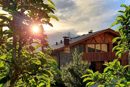 Jahrhundertealtes Gemäuer ziert die Außenfassende der ausgebauten Scheune am Roter Hahn Betrieb Pröfinghof in Partschins im Meraner Land
