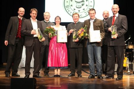 Die Auszeichnung würdigt Personen oder Initiativen, die sich in besonderer Weise um die Präsentation bayerischer Bierspezialitäten verdient gemacht haben. Der Präsident des Bayerischen Brauerbundes,Friedrich Düll, nahm zusammen mit Wirtepräsident Ulrich N. Brandl die Auszeichnung der diesjährigen Preisträger vor.