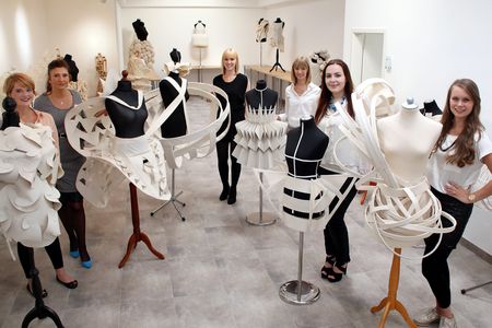 Stil Fashion Design Institut Studenten mit Designentwuerfen