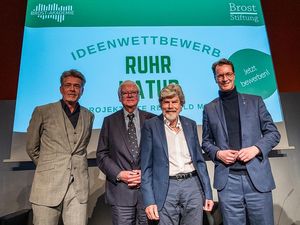 Dr. Hajo Schumacher, Professor Bodo Hombach, Reinhold Messner und NRW-Ministerpräsident Hendrik Wüst Dr. Hajo Schumacher, Professor Bodo Hombach, Reinhold Messner und NRW-Ministerpräsident Hendrik Wüst