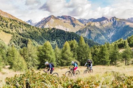 Die Mountainbike-Region Osttirol bietet unzählige Routen für jeden Schwierigkeitsgrad. Besonders die Touren rund um Österreichs höchsten Berg, den Großglockner, sind sowohl für Anfänger als auch Fortgeschrittene ein unvergessliches Erlebnis