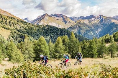 Die Mountainbike-Region Osttirol bietet unzählige Routen für jeden Schwierigkeitsgrad. Besonders die Touren rund um Österreichs höchsten Berg, den Großglockner, sind sowohl für Anfänger als auch Fortgeschrittene ein unvergessliches Erlebnis