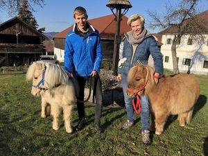 Indigourlaub-Geschäftsführer Samuel und Sonja Miko mit den Ponys Dieter und Helga auf dem veranstaltereigenen Kleebauer Hof Retreat Center in Oberösterreich Indigourlaub-Geschäftsführer Samuel und Sonja Miko mit den Ponys Dieter und Helga auf dem veranstaltereigenen Kleebauer Hof Retreat Center in Oberösterreich