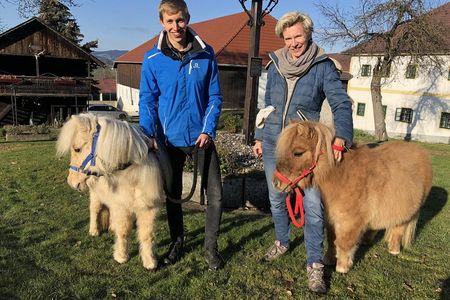 Indigourlaub-Geschäftsführer Samuel und Sonja Miko mit den Ponys Dieter und Helga auf dem veranstaltereigenen Kleebauer Hof Retreat Center in Oberösterreich