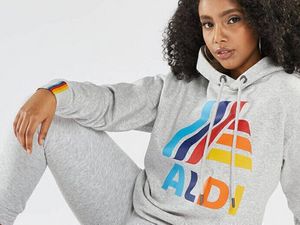 Hoodies mit Aldi-Logo sind gerade der letzte Schrei in der Modewelt Hoodies mit Aldi-Logo sind gerade der letzte Schrei in der Modewelt