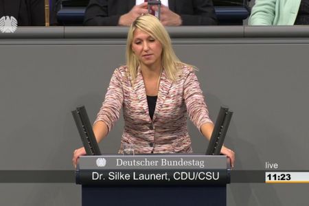 UN-Migrationspakt - Die Welt wird mit den Augen der Migranten gesehen. Die vorsaetzliche Naivitaet des Papiers verbluefft anscheinend nicht nur Alexander Gauland, sondern auch die CSU-Abgeordnete Dr. Silke Launert