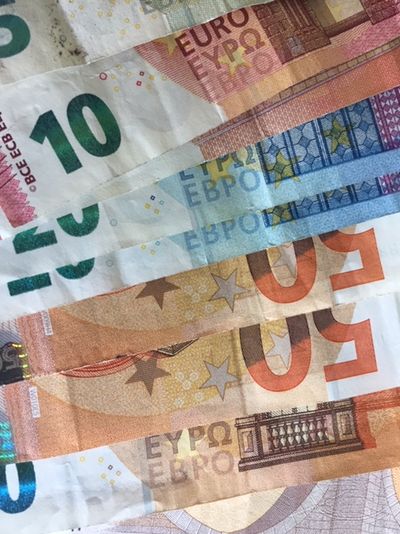Die Gehatsunterschiede zwischen Ost und Westdeutschland sind in der PR und Marketing Brance immer noch sehr hoch
