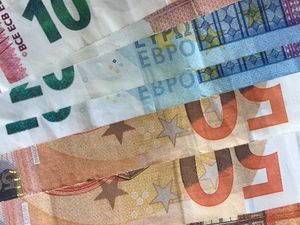 Die Gehatsunterschiede zwischen Ost und Westdeutschland sind in der PR und Marketing Brance immer noch sehr hoch Die Gehatsunterschiede zwischen Ost und Westdeutschland sind in der PR und Marketing Brance immer noch sehr hoch