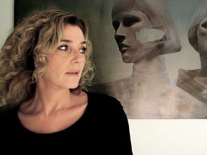 Martina Ziegler vor einem ihrer Werke
