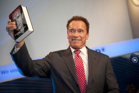 „ttt“ trifft Arnold Schwarzenegger auf der Frankfurter Buchmesse und nimmt seine „Lebensbeichte“ unter die Lupe. Die Sendung kommt am Sonntag, 14. Oktober, vom Hessischen Rundfunk (hr) und ist um 23.05 Uhr im Ersten zu sehen, es moderiert Dieter Moor.