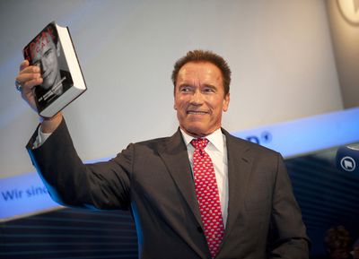 „ttt“ trifft Arnold Schwarzenegger auf der Frankfurter Buchmesse und nimmt seine „Lebensbeichte“ unter die Lupe. Die Sendung kommt am Sonntag, 14. Oktober, vom Hessischen Rundfunk (hr) und ist um 23.05 Uhr im Ersten zu sehen, es moderiert Dieter Moor.