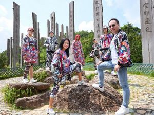 Vivienne Tam und Models auf dem Wisdom Path, Hongkong Vivienne Tam und Models auf dem Wisdom Path, Hongkong